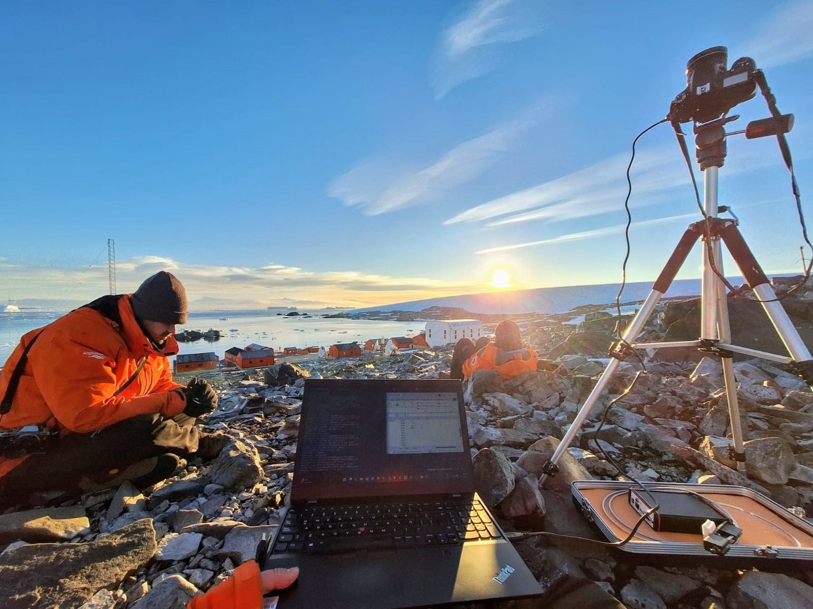 Científicos del CONICET lideran en la Antártida un estudio que busca ampliar el conocimiento integral de la luz natural en latitudes australes. Fotos: gentileza investigadores.