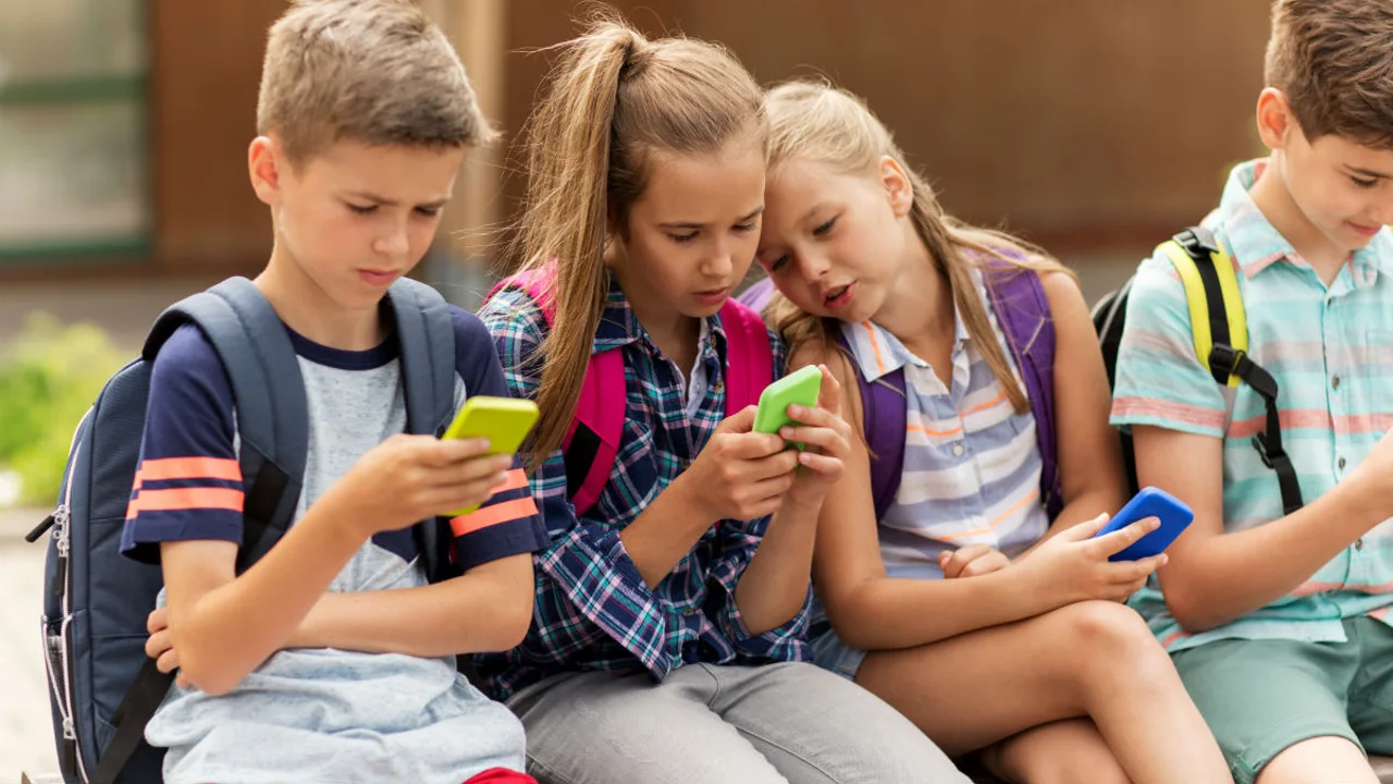 La iniciativa, respaldada por España, Francia y Grecia, busca discutir cómo limitar el uso de las plataformas en línea y RS por parte de menores de edad