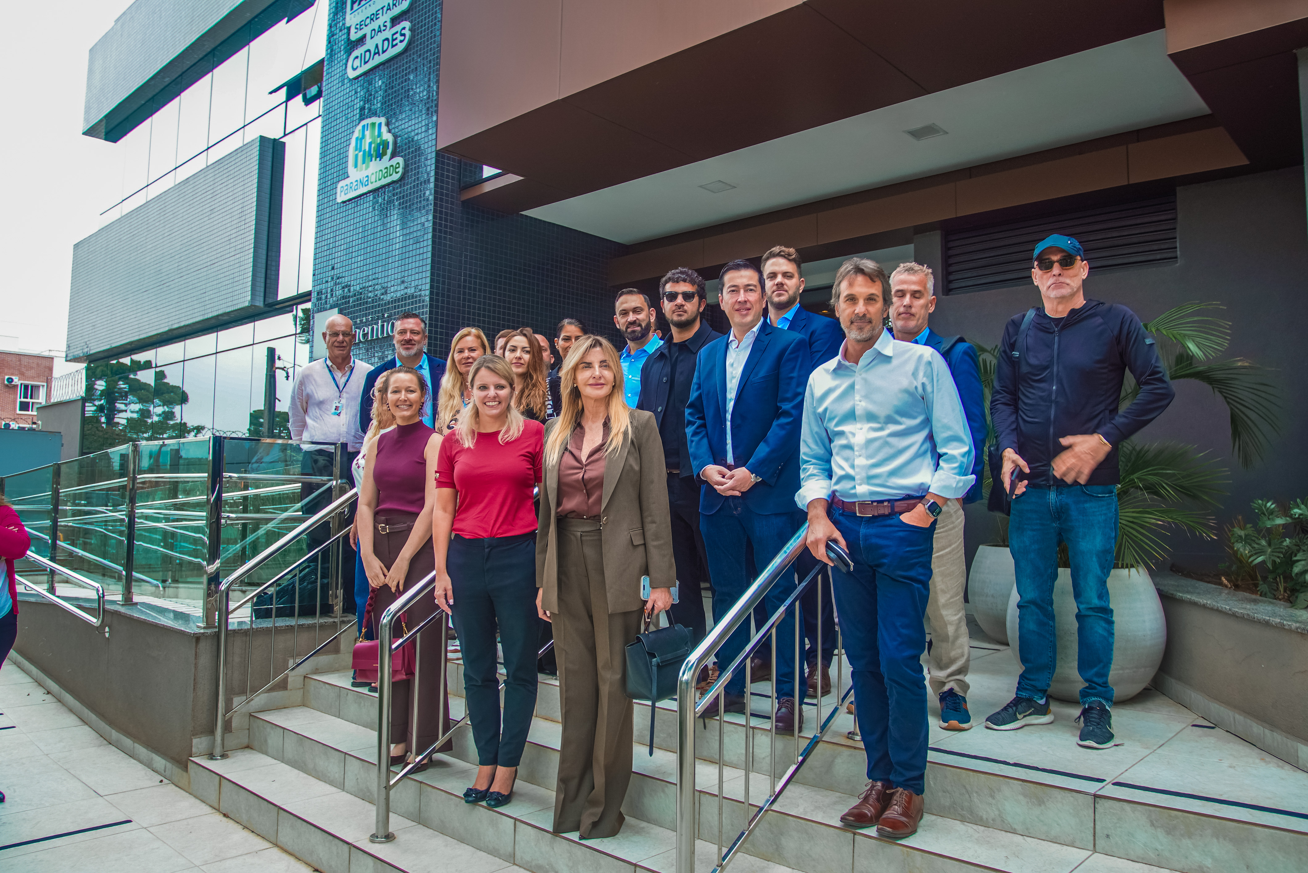 Fassi junto a la comitiva en la Secretaría de Ciudades del Paraná (Brasil)