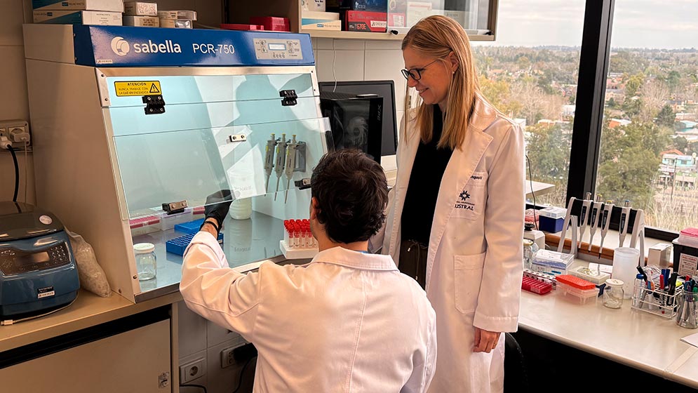 Catalina Atorrasagasti (der.), investigadora del CONICET, y Brian Martínez en un laboratorio del Instituto de Investigaciones en Medicina Traslacional (IIMT, CONICET - Universidad Austral).