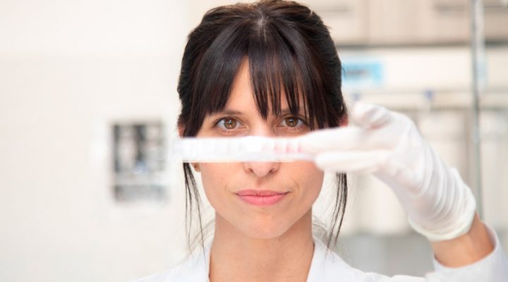 Melina M. B. Martínez, también autora del estudio, evaluando la concentración inhibitoria mínima de los compuestos antimicrobianos. Créditos: Juan Canella / Universidad Nacional de Hurlingham