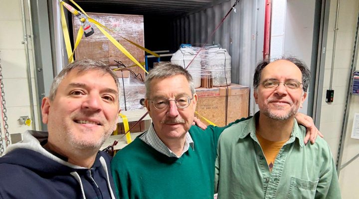 Finalización del proceso de carga del equipamiento en los contenedores previo a comenzar su reccorrido a San Luis (Dr. Octavio Furlong, Prof. Wilfred Tysoe y CPA Carlos Sosa) Foto: gentileza investigador.