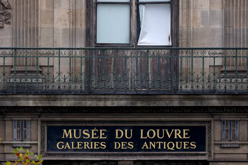 La ventana que, según el Ministerio del Interior francés, se utilizó en un robo en el museo del Louvre durante el cual se sustrajeron joyas. (REUTERS/Gonzalo Fuentes)