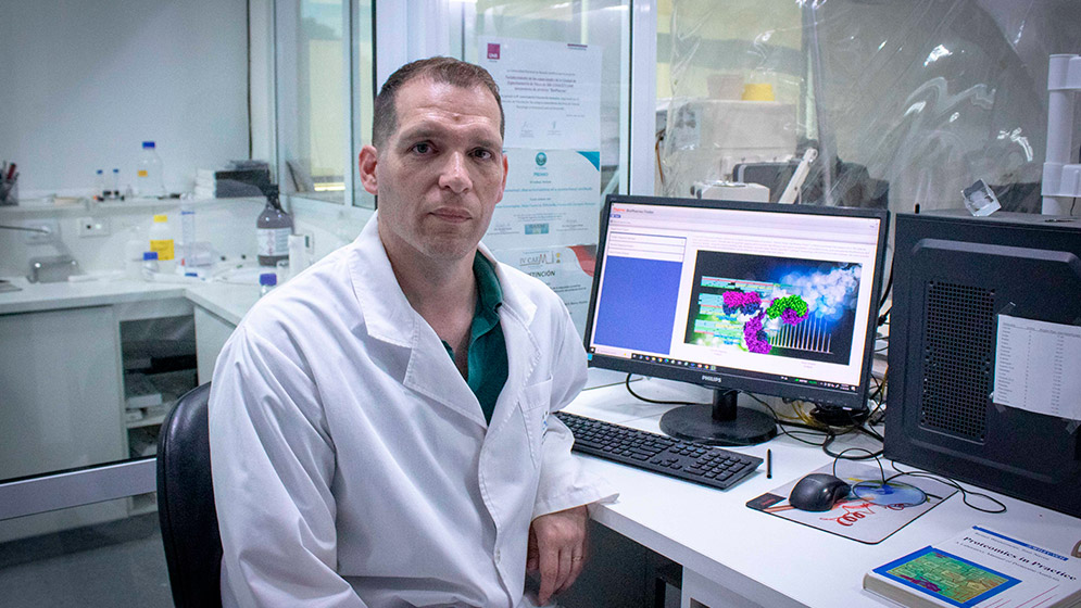 Germán Rosano, actual director de la UEM en la sala de instrumental de IBR. Foto: IBR/ Elizabeth Karayekov.