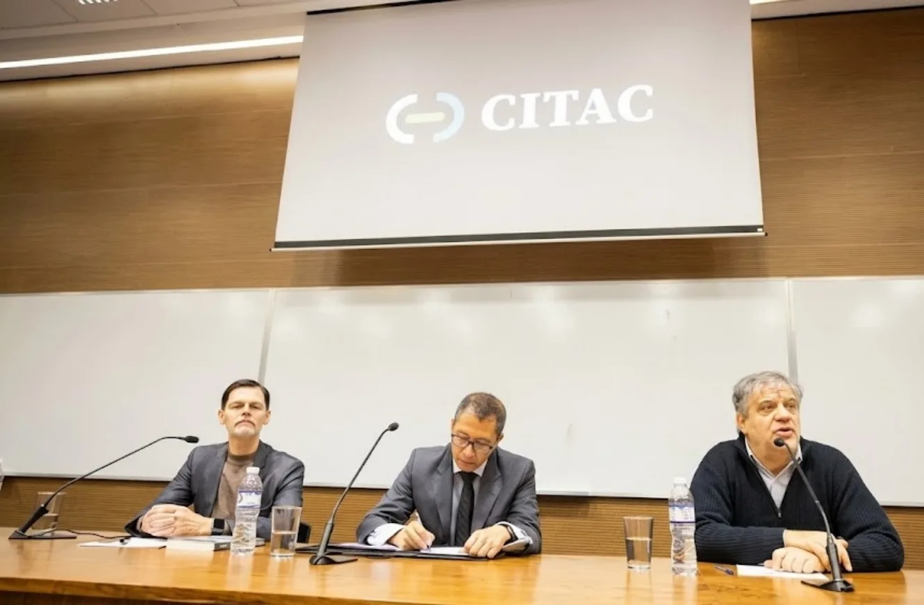 La presentación estuvo encabezada por (de izquierda a derecha) Sabino Vaca Narvaja, presidente del CITAC; Wang Xiaoxu, Ministro Consejero de la Embajada de la República Popular China en la Argentina; y Guillermo «Willy» Durán, decano de la Facultad de Ciencias Exactas y Naturales de la UBA.