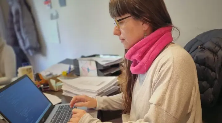Laila Kazimierski trabaja en la computadora. Fotos: gentileza investigadora.