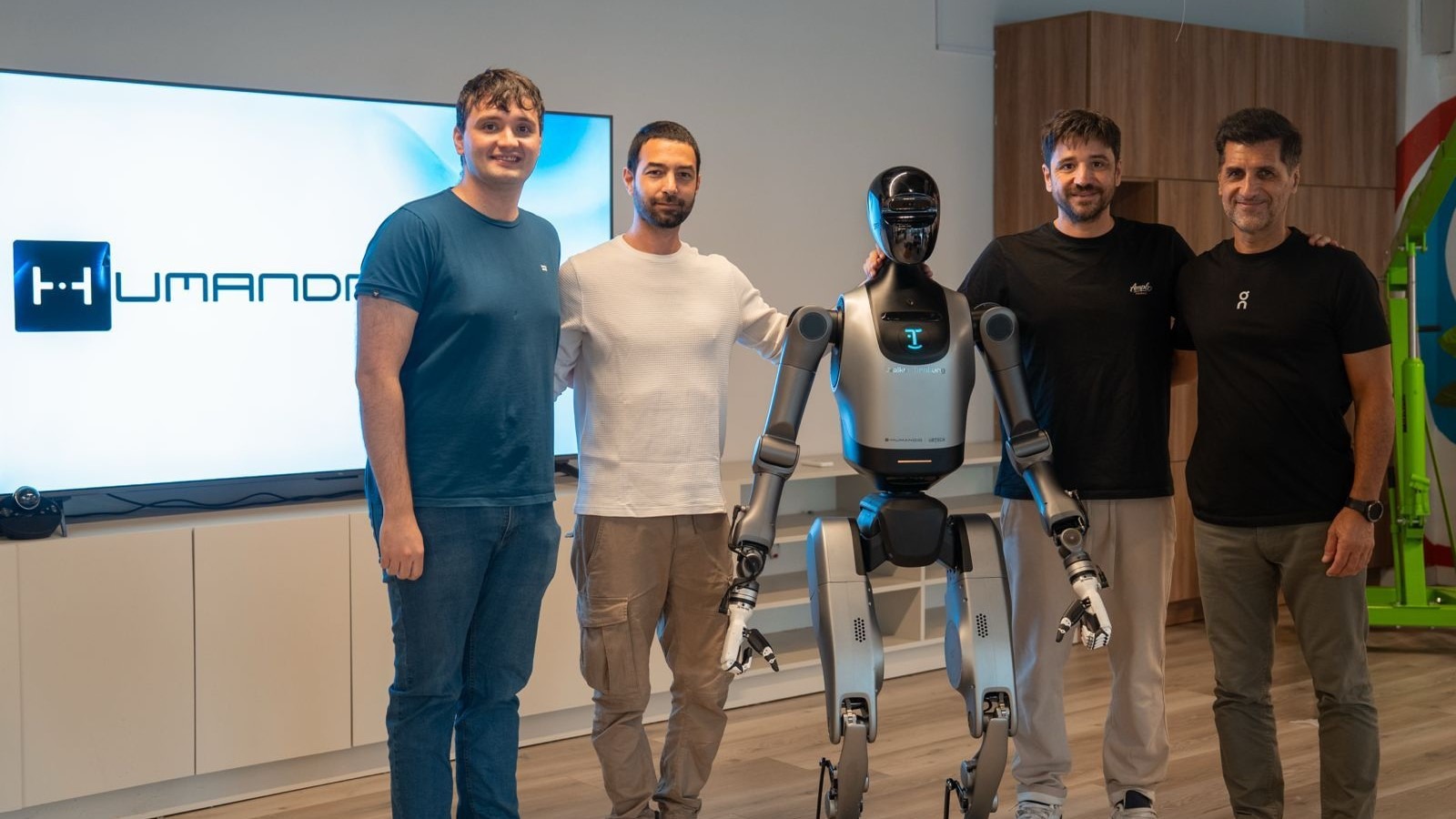 De izquierda a derecha: Francisco Alberto (líder en robótica de la empresa) junto a Santiago Braña, Alejandro Parise y José Montalvo (socios fundadores).