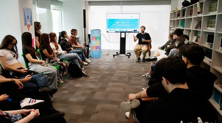 Nicolás Ciancio, científico del CONICET en el IBioBA, junto a estudiantes de 4° año de la Escuela de Comercio N°33 Maipu durante el encuentro en el C3.