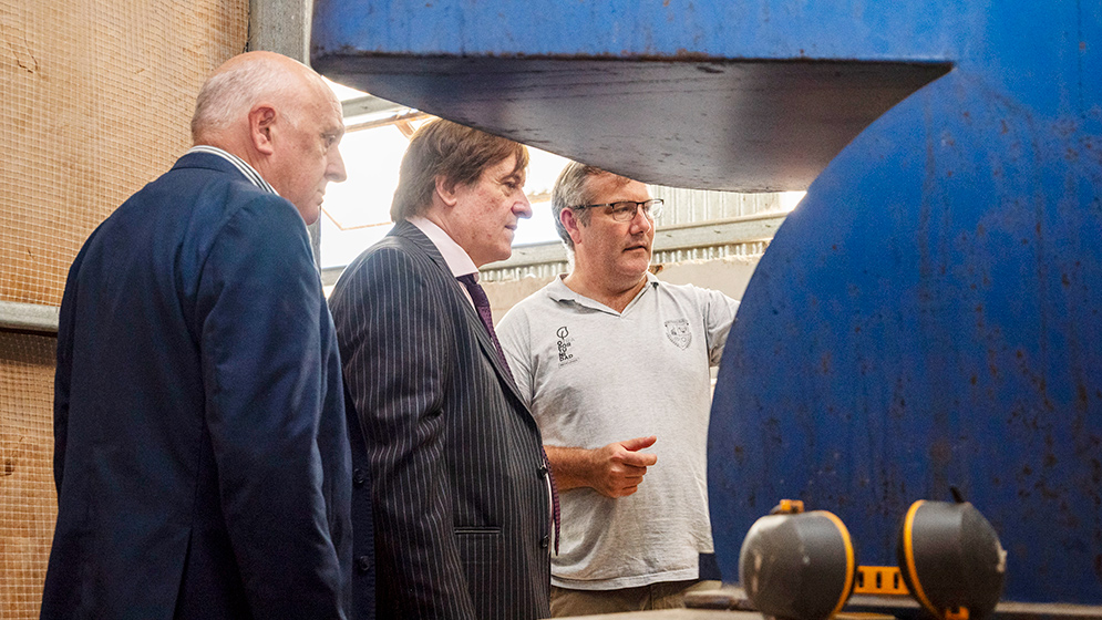 Autoridades del CONICET recorrieron en Crespo una planta que produce ladrillos PET con tecnología desarrollada por el organismo. Foto: Gentileza UADER.