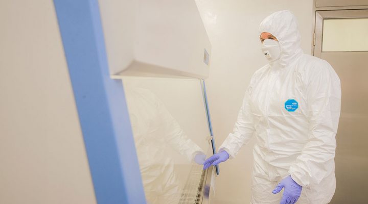 Las condiciones de seguridad necesarias para el trabajo con Micobacterium tuberculosis. Fotos: gentileza investigadora