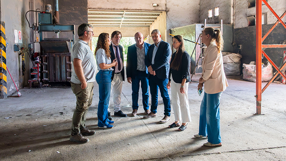 Autoridades del CONICET recorrieron en Crespo una planta que produce ladrillos PET con tecnología desarrollada por el organismo. Foto: Gentileza UADER.