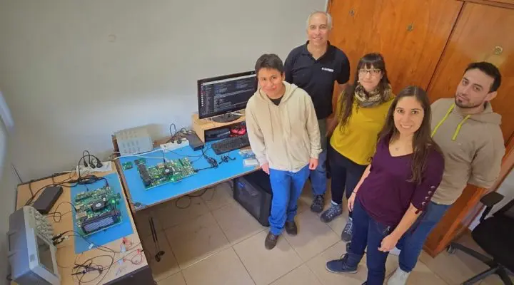 Laila Kazimierski junto a su equipo en laboratorio.