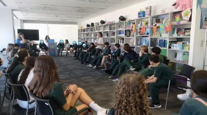 Luis Morelli, científico del CONICET en el IBioBA, junto a estudiantes de 6° grado del Instituto Santa Cruz durante el encuentro en el C3.